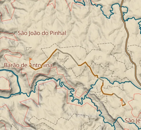 Trecho do mapa com uma rota automática traçada a partir de Barão de Antonina, no Paraná, colorida por tipo de piso, com bandeirinhas na partida e no destino.